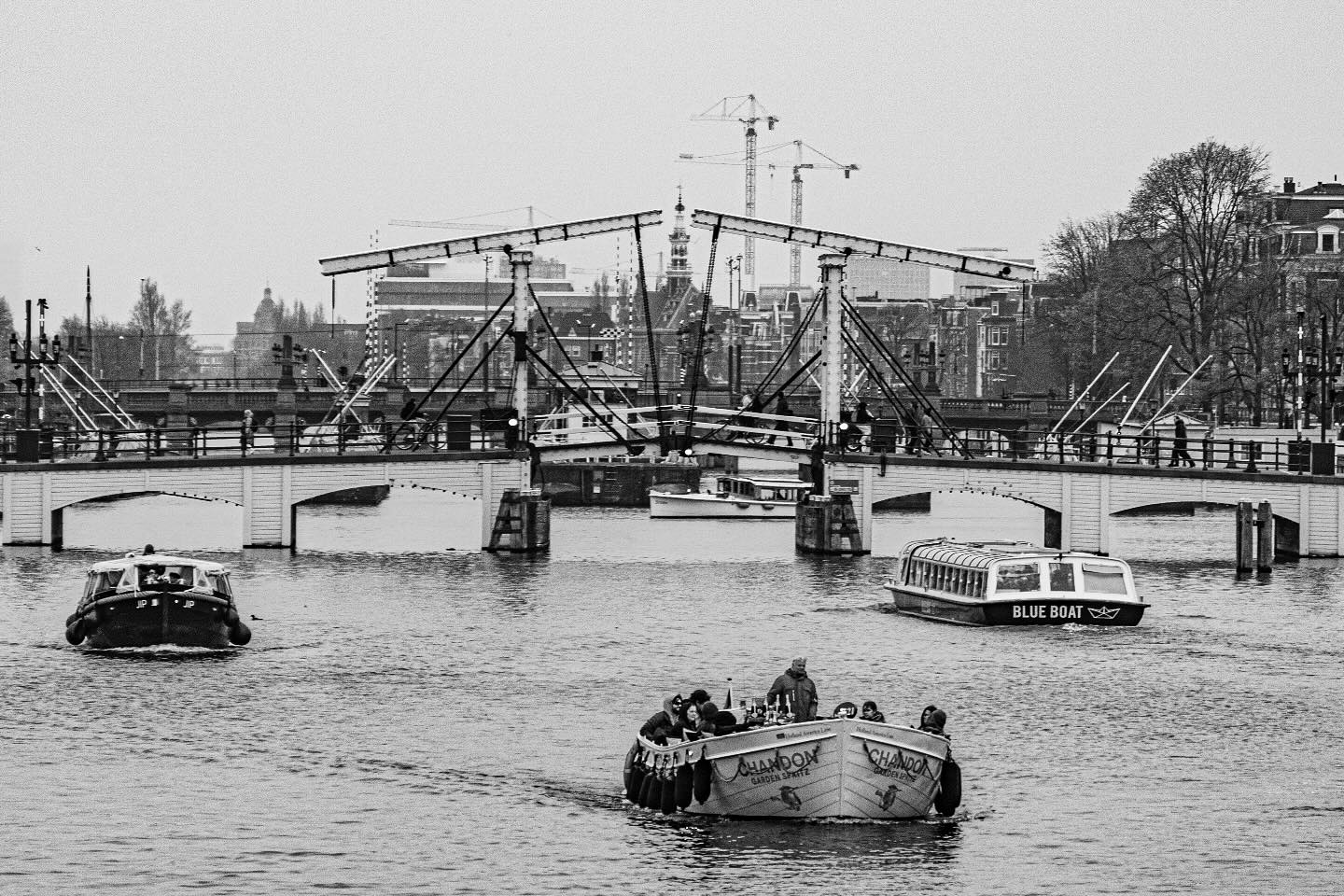 Een brug in de stad