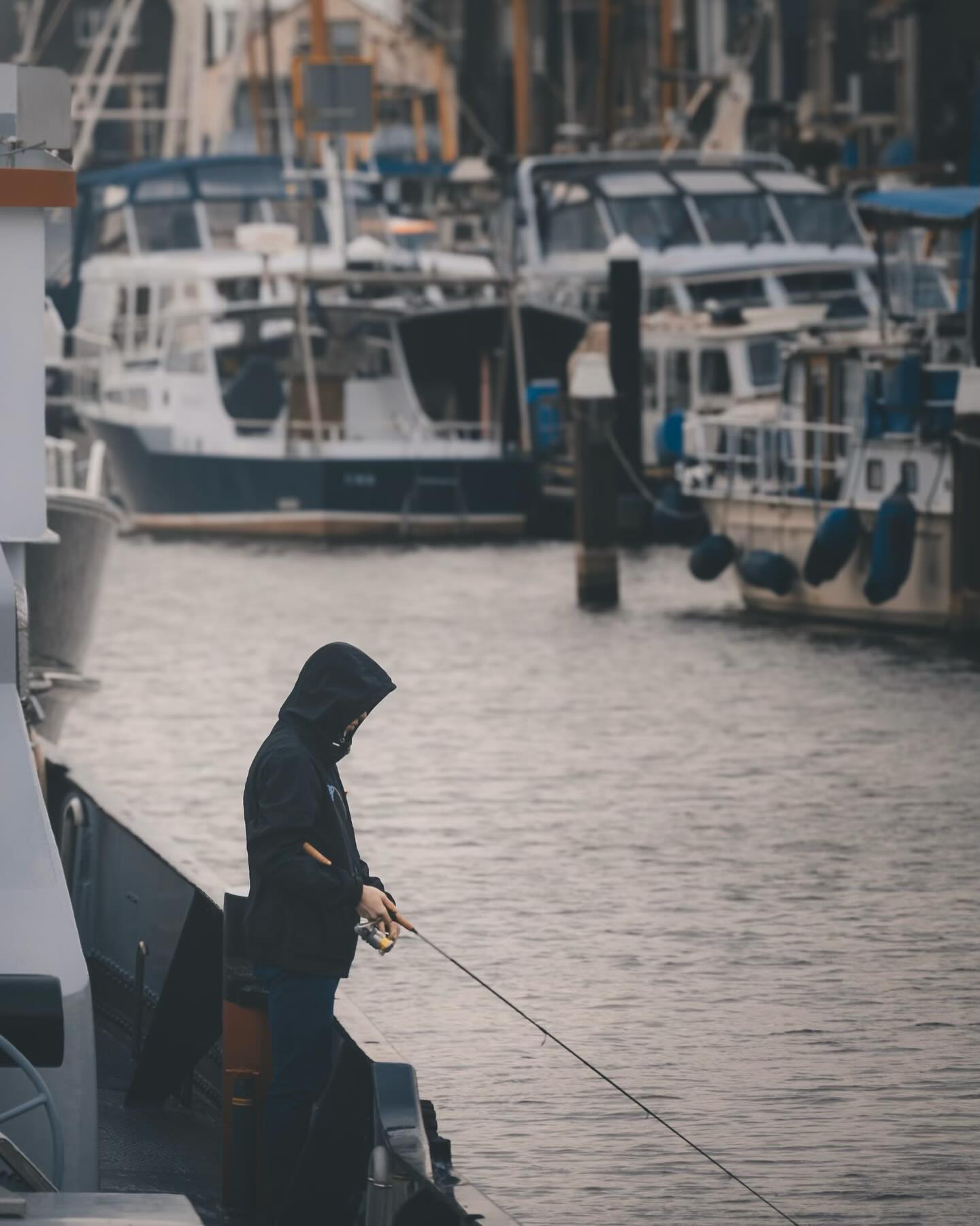 Een visser aan het water